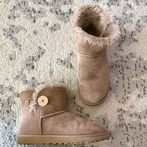 UGG mini Bailey button in caribou